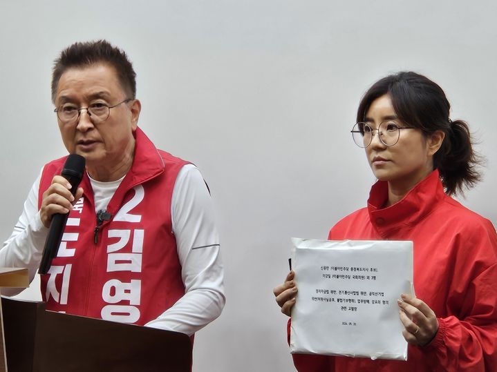[청주=뉴시스] 이도근 기자= 김영환 국민의힘 충북지사 후보가 20일 청주시 상당구 문화동 충북도청 브리핑룸에서 기자회견을 열어 더불어민주당 신용한 후보와 이강일 국회의원의 각종 의혹에 대한 경찰의 조속한 수사를 촉구하고 있다. 2026.05.20. nulha@newsis.com *재판매 및 DB 금지