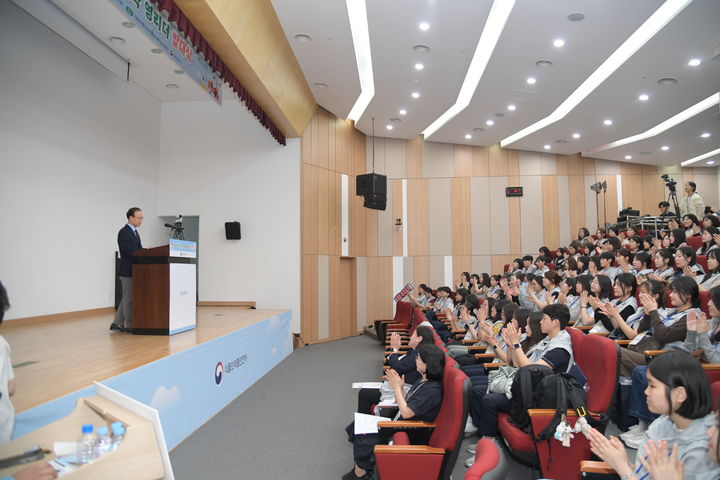 [서울=뉴시스] 식품의약품안전처는 식의약 안전 정책을 배우고 국민들에게 직접 홍보·소통하는 '제15기 식의약 영리더'를 선발하고 충북 청주 식약처에서 발대식을 개최했다고 20일 밝혔다. (사진=식약처 제공) 2026.05.20. photo@newsis.com *재판매 및 DB 금지