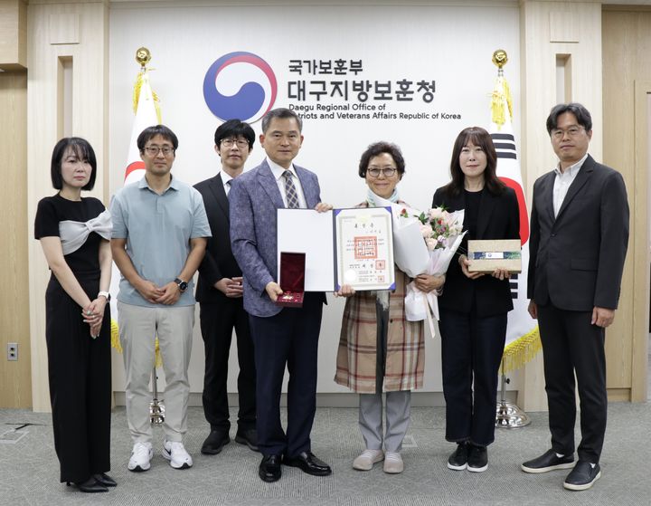 [대구=뉴시스] 대구지방보훈청은 20일 독립유공자 이지로 선생의 유족에게 미전수 포상을 전달했다. (사진=대구지방보훈청 제공) 2026.05.20. photo@newsis.com *재판매 및 DB 금지