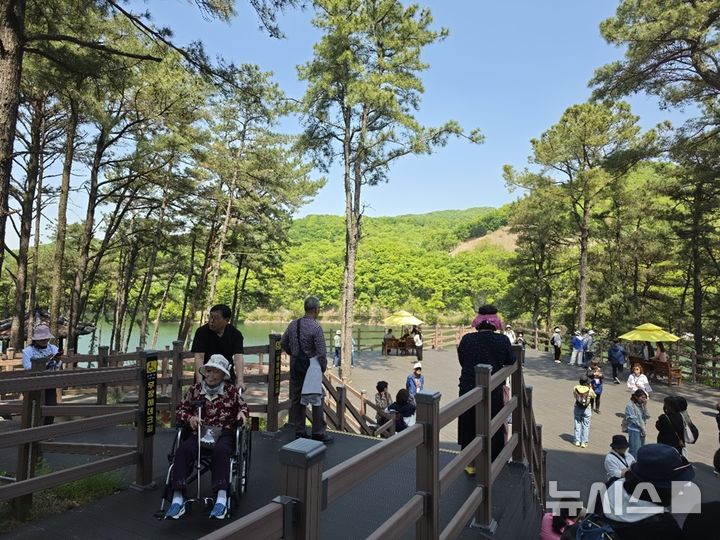 [파주=뉴시스]연간 130만명이 찾아오는 경기 파주시 대표 관광지 '마장호수'가 무장애 열린관광지로 관광환경이 개선되고 있다.(사진=파주시 제공)photo@newsis.com
