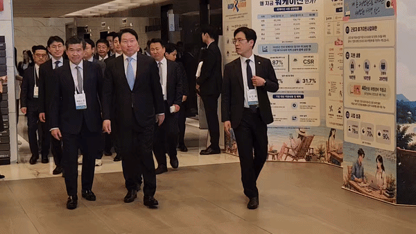 [서울=뉴시스] (왼쪽부터) 제임스 김 주한미국상공회의소 회장, 최태원 대한상공회의소 회장, 김민재 행정안전부 차관이 20일 서울 대한상공회의소 열린 2026 신기업가정신협의회(ERT) 멤버스 데이에 참석한 모습. (사진=이창훈 기자) 2026.05.20 photo@newsis.com *재판매 및 DB 금지 