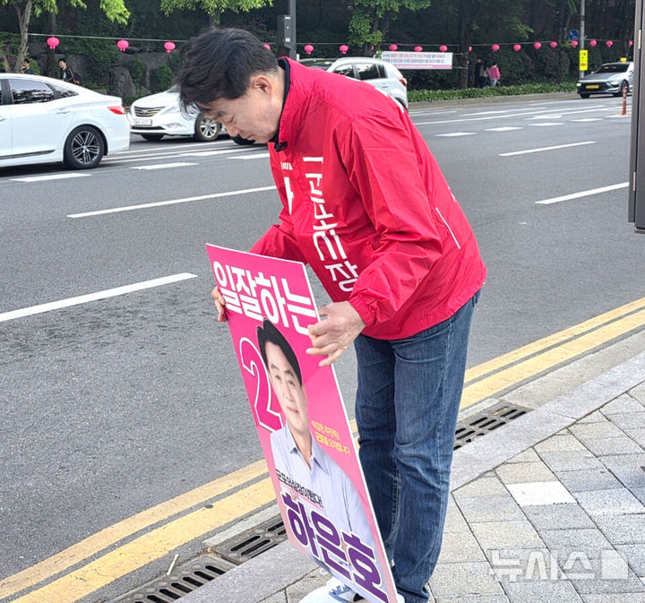 [군포=뉴시스] 출근길 인사에 나선 하은호 군포시장후보.(사진=선거사무소 제공).2026.05.20. photo@newsis.com