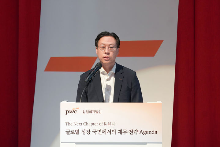 지난 19일 서울 용산구 삼일PwC 본사 아모레홀에서 열린 ‘K-뷰티: 글로벌 성장 국면에서의 재무·전략 어젠다’ 세미나에서 김영순 K-뷰티 섹터 리더가 발언하고 있다. (사진=삼일PwC 제공) photo@newsis.com *재판매 및 DB 금지