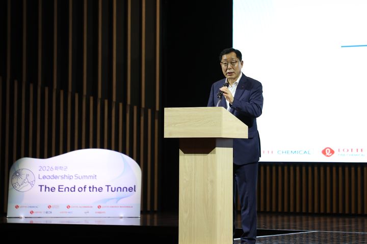 [서울=뉴시스] 이영준 롯데화학군 총괄대표가 지난 19일 경기 오산시 롯데인재개발원 오산캠퍼스에서 열린 '2026 리더십 서밋'에서 사업 전략에 대해 설명하고 있다. (사진=롯데케미칼 제공) 2026.05.20 photo@newsis.com *재판매 및 DB 금지