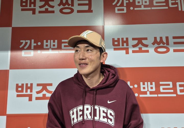 [서울=뉴시스] 문채현 기자 = 프로야구 키움 히어로즈의 서건창이 20일 서울 고척스카이돔에서 열리는 2026 신한 쏠 KBO리그 SSG 랜더스와의 경기에 앞서 취재진과 인터뷰를 하고 있다. 2026.05.20. dal@newsis.com *재판매 및 DB 금지
