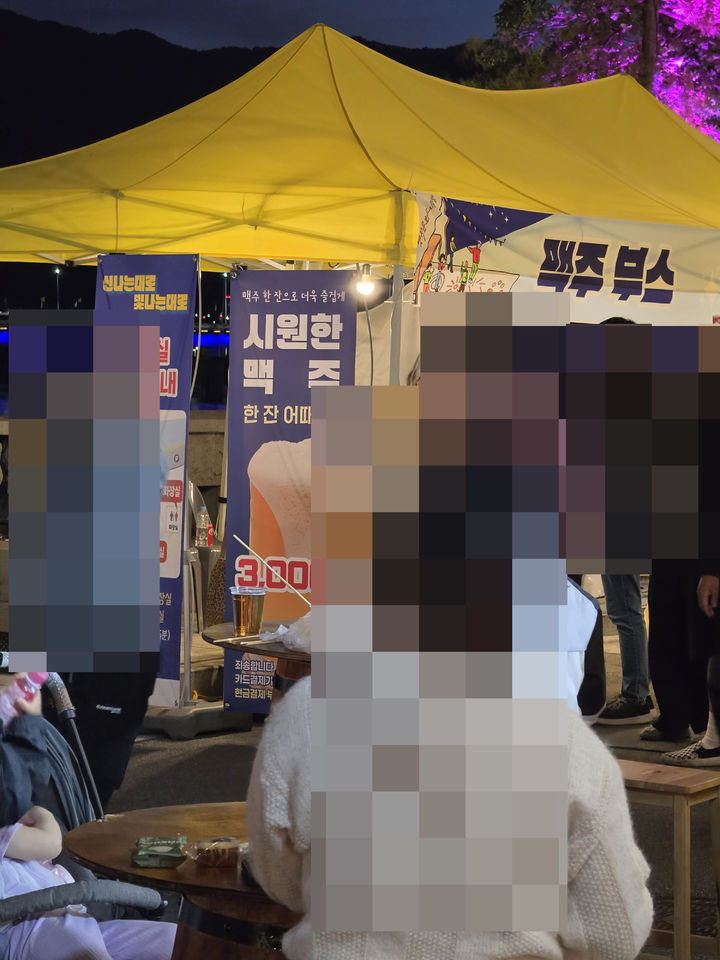 [밀양=뉴시스] 안지율 기자 = 지난 7일부터 열린 밀양아리랑대축제 부대행사인 차 없는 거리에서 영업소 명칭을 알 수 없는 업체가 무면허로 맥주 판매 부스를 운영하고 있다. 2026.05.20. alk9935@newsis.com. *재판매 및 DB 금지