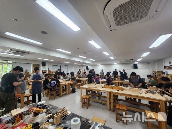 [의왕=뉴시스] 바라산자연휴양림 목공예 체험 프로그램 운영 현장. (사진=의왕시 제공) 2026.05.20. photo@newsis.com