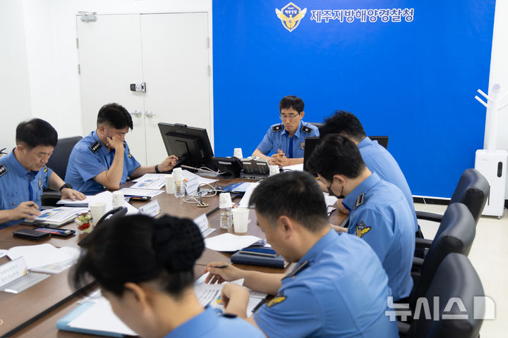 [제주=뉴시스] 박상춘 제주지방해양경찰청장이 20일 대회의실에서 지방청장, 산하 경찰서장 등 지휘관들과 함께 여름철 해양 안전관리를 위한 대책 회의를 열고 있다. (사진=제주지방해양경찰청 제공) 2026.05.20. photo@newsis.com