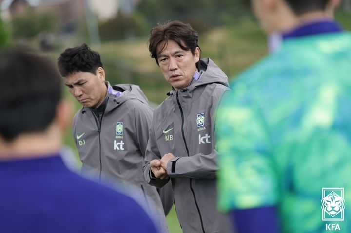 [서울=뉴시스] 미국 유타주 솔트레이크시티에 도착해 2026 국제축구연맹(FIFA) 북중미 월드컵 대비 사전 캠프를 시작한 홍명보 축구대표팀 감독. (사진=대한축구협회 제공) *재판매 및 DB 금지