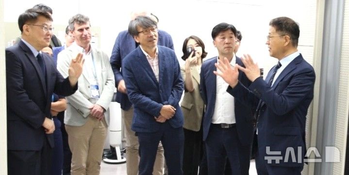 [포항=뉴시스] 이지오 포스텍 세포막단백질연구소장이 극저온전자단층촬영(Cryo-ET) 장비를 설명하고 있다. (사진=포항시 제공) 2026.05.20. photo@newsis.com