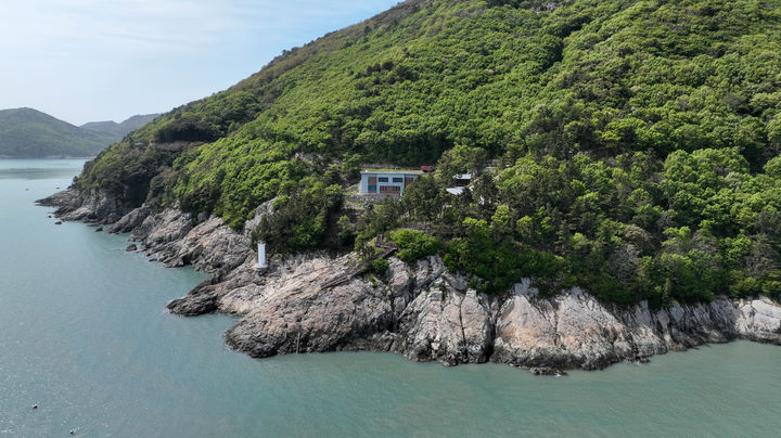 [광주=뉴시스] 전남 완도군은 20일 약산면 해동리 해안치유의 숲에서 해수온열 치유실을 연계한 프로그램을 운영한다고 밝혔다. (사진=완도군 제공). 2026.05.20. photo@newsis.com *재판매 및 DB 금지