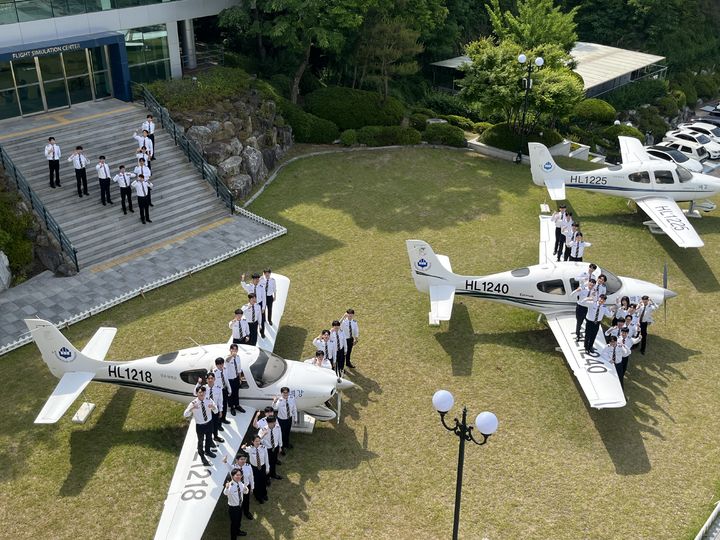 [구미=뉴시스] 예비 조종사에 견장 수여식. (사진=경운대 제공) 2026.05.20 photo@newsis.com *재판매 및 DB 금지