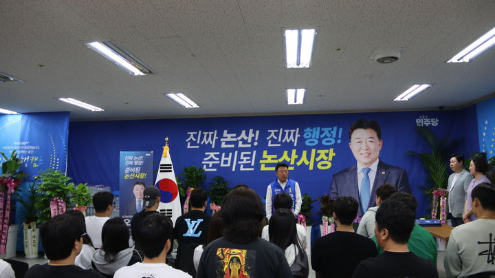 [논산=뉴시스]더불어민주당 오인환 논산시장 후보가 19일 지역 청년 40여 명이 참석한 가운데 '청년 정책간담회 및 청년 임명장 수여식'을 가졌다. 2026. 05. 20 photo@newsis.com *재판매 및 DB 금지