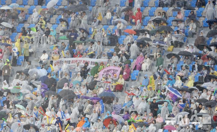 [수원=뉴시스] 조성봉 기자 = 20일 수원종합운동장에서 열린2025~2026 아시아축구연맹(AFC) 여자 챔피언스리그(AWCL) 준결승 전 수원FC위민과 내고향여자축구단 경기에서 남북공동응원단이 응원을 하고 있다.2026.05.20.suncho21@newsis.com