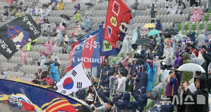 [수원=뉴시스] 조성봉 기자 = 20일 수원종합운동장에서 열린2025~2026 아시아축구연맹(AFC) 여자 챔피언스리그(AWCL) 준결승 전 수원FC위민과 내고향여자축구단 경기에서 수원FC위민 서포터즈들이 응원을 하고 있다.2026.05.20.suncho21@newsis.com