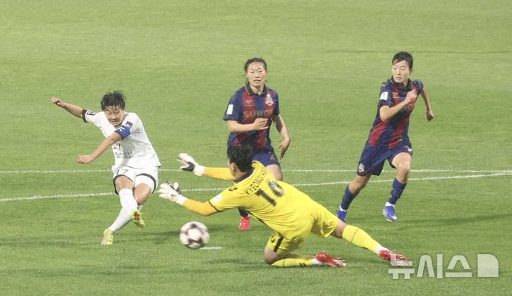 [수원=뉴시스] 조성봉 기자 = 20일 수원종합운동장에서 열린2025~2026 아시아축구연맹(AFC) 여자 챔피언스리그(AWCL) 준결승 전 수원FC위민과 내고향여자축구단 경기에서 내고향여자축구단 김경영이 슈팅을 하고 있다.2026.05.20.suncho21@newsis.com