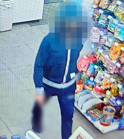 [부산=뉴시스] 20일 부산 사하구의 한 편의점에서 30대 남성이 흉기를 들고 들어가고 있다. (사진=부산경찰청 제공) 2026.05.20. photo@newsis.com&nbsp; *재판매 및 DB 금지