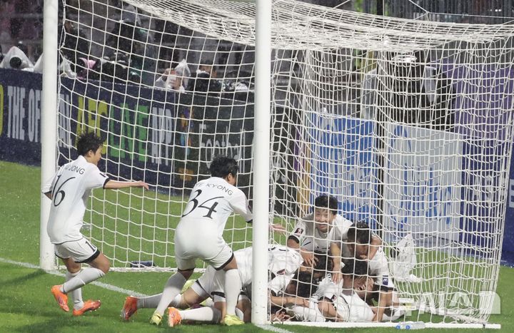 [수원=뉴시스] 조성봉 기자 = 20일 수원종합운동장에서 열린2025~2026 아시아축구연맹(AFC) 여자 챔피언스리그(AWCL) 준결승 전 수원FC위민과 내고향여자축구단 경기에서 내고향여자축구단 최금옥의 동점골에 동료들이 기뻐하고 있다.2026.05.20.suncho21@newsis.com