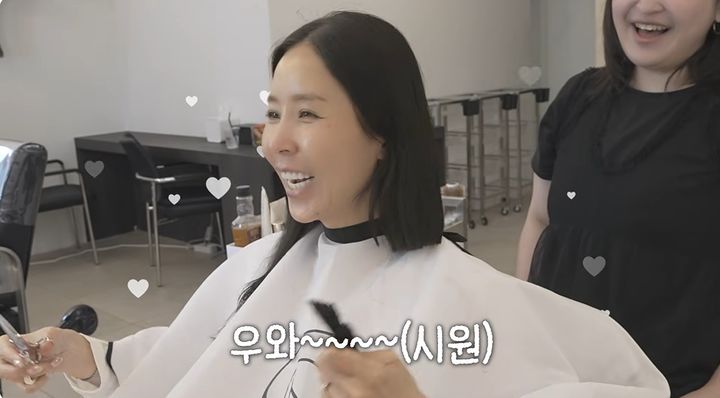 [서울=뉴시스] 그룹 코요태 신지가 20일 유튜브 채널을 통해 단발머리로 변신한 과정을 공개했다. (사진=유튜브 채널 '어떤신지' 화면 캡처) 2026.05.20. photo@newsis.com *재판매 및 DB 금지