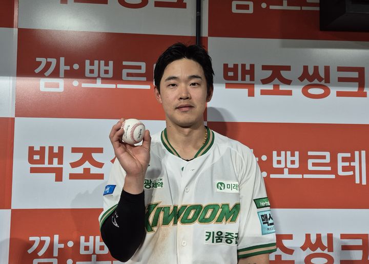 [서울=뉴시스] 문채현 기자 = 프로야구 키움 히어로즈의 김웅빈이 0일 서울 고척스카이돔에서 열린 2026 신한 쏠 KBO리그 SSG 랜더스와의 경기에서 승리한 뒤 취재진과 인터뷰를 하고 있다. 2026.05.20. dal@newsis.com *재판매 및 DB 금지