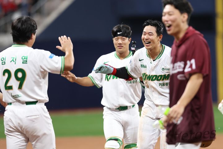 [서울=뉴시스] 프로야구 키움 히어로즈 김웅빈이 20일 고척스카이돔에서 열린 2026 신한 쏠 KBO리그 SSG 랜더스전에서 끝내기 안타를 친 뒤 동료들의 축하를 받고 있다. (사진=키움 히어로즈 제공) 2026.05.20. *재판매 및 DB 금지