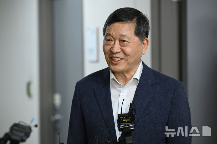 [세종=뉴시스] 강종민 기자 = 박수근 중앙노동위원회 위원장이 20일 세종시 정부세종청사 중앙노동위원회에서 열린 삼성전자 노·사 사후조정 2일차 회의 종료 후에 취재진의 질문에 답하고 있다. (공동취재) 2026.05.20. photo@newsis.com