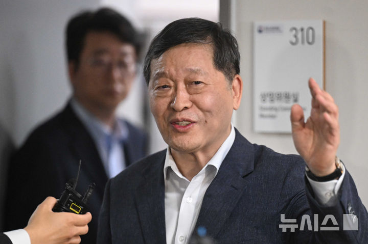 [세종=뉴시스] 강종민 기자 = 박수근 중앙노동위원회 위원장이 20일 세종시 정부세종청사 중앙노동위원회에서 열린 삼성전자 노·사 사후조정 2일차 회의 종료 후에 취재진의 질문에 답하고 있다. (공동취재) 2026.05.20. photo@newsis.com