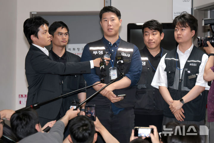 [세종=뉴시스] 강종민 기자 = 삼성그룹 초기업노동조합 삼성전자지부 최승호 위원장이 20일 새벽 정부세종청사 중앙노동위원회에서 사후조정 회의를 마친 뒤 나와 취재진에게 입장을 밝히고 있다. (공동취재) 2026.05.20. photo@newsis.com