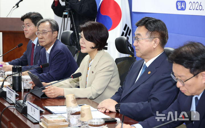 [서울=뉴시스] 조성봉 기자 = 한정애 더불어민주당 정책위의장이 20일 오전 서울 여의도 국회 의원회관에서 열린 하천계곡 정비 관련 당정협의에서 발언을 하고 있다.&nbsp; 2026.05.20. suncho21@newsis.com