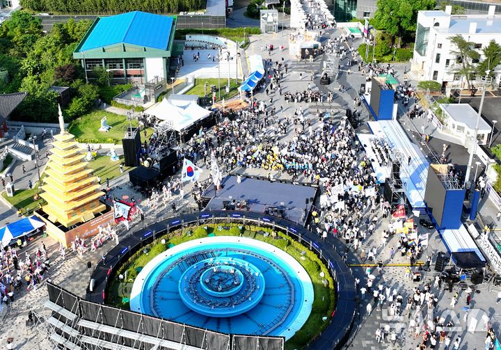 [광주=뉴시스] 이영주 기자 = 5·18민주화운동 46주기를 이틀 앞둔 16일 오후 광주 동구 5·18민주광장에서 5·18민중항쟁기념행사위원회의 민주의밤 행사가 열리고 있다. 2026.05.16. leeyj2578@newsis.com