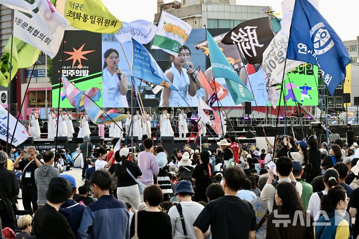 [광주=뉴시스] 이영주 기자 = 5·18민주화운동 46주기를 이틀 앞둔 16일 오후 광주 동구 5·18민주광장에서 5·18민중항쟁기념행사위원회의 민주의밤 행사가 열리고 있다. 2026.05.16. leeyj2578@newsis.com