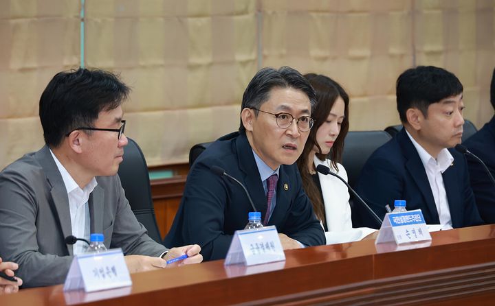 [서울=뉴시스] 권대영 금융위원회 부위원장이 20일 서울 여의도 금융투자협회에서 열린 국민참여형 국민성장펀드의 판매 준비 상황 점검회의에서 발언하고 있다. (사진=금융위원회 제공) 2026.05.20. photo@newsis.com *재판매 및 DB 금지