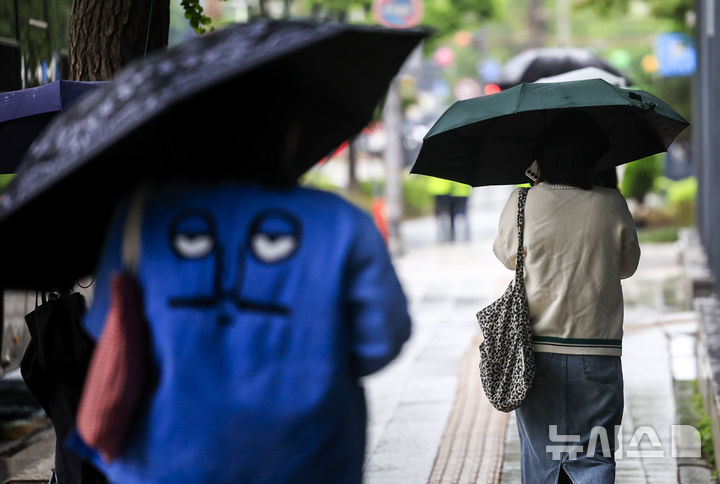 [서울=뉴시스] 정병혁 기자 = 비가 내리고 있는 20일 서울 종로구 정부서울청사 인근에서 우산을 쓴 시민들이 이동하고 있다. 2026.05.20. jhope@newsis.com