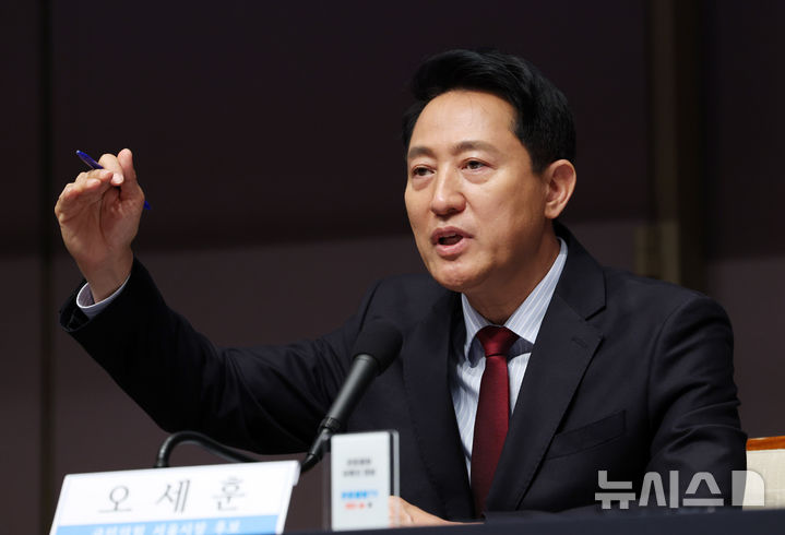 [서울=뉴시스] 전신 기자 = 오세훈 국민의힘 서울시장 후보가 20일 서울 중구 프레스센터에서 열린 관훈토론회에서 패널 질의에 답변하고 있다. 2026.05.20. photo1006@newsis.com