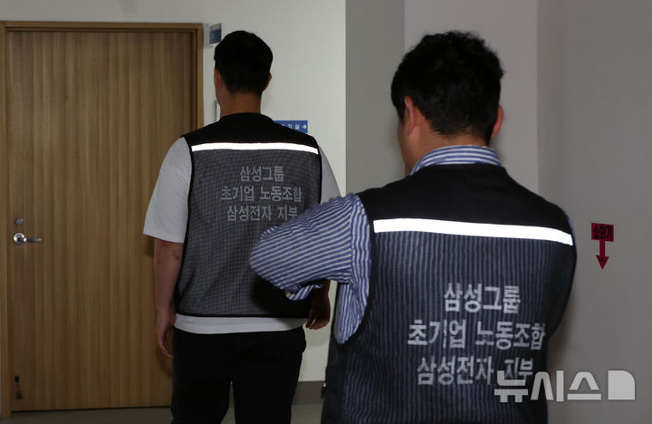 [세종=뉴시스] 강종민 기자 = 밤샘 대기했던 최승호 삼성그룹 초기업노동조합 삼성전자지부 위원장이 20일 정부세종청사 중앙노동위원회에서 사후조정 회의를 앞두고 입장을 밝힌 뒤 협상장으로 되돌아 가고 있다. 2026.05.20. ppkjm@newsis.com