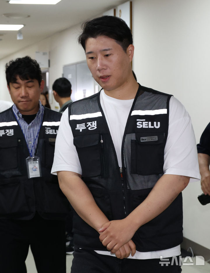 [세종=뉴시스] 강종민 기자 = 밤샘 대기했던 최승호 삼성그룹 초기업노동조합 삼성전자지부 위원장이 20일 정부세종청사 중앙노동위원회에서 사후조정 회의를 앞두고 입장을 밝힌 뒤 협상장으로 되돌아 가고 있다. 2026.05.20. ppkjm@newsis.com