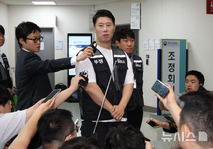 [세종=뉴시스] 강종민 기자 = 밤샘 대기했던 최승호 삼성그룹 초기업노동조합 삼성전자지부 위원장이 20일 정부세종청사 중앙노동위원회에서 사후조정 회의를 앞두고 입장을 밝히고 있다. 2026.05.20. ppkjm@newsis.com