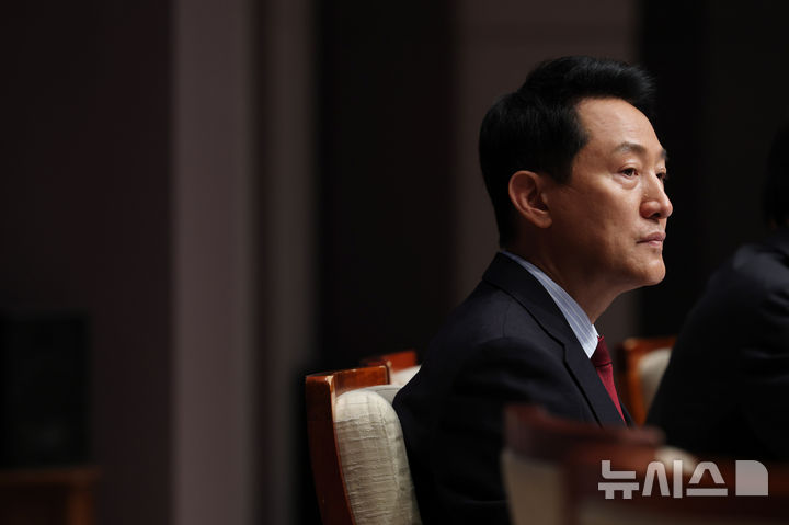 [서울=뉴시스] 전신 기자 = 오세훈 국민의힘 서울시장 후보가 20일 서울 중구 프레스센터에서 열린 관훈토론회에서 사회자 발언을 듣고 있다. 2026.05.20. photo1006@newsis.com