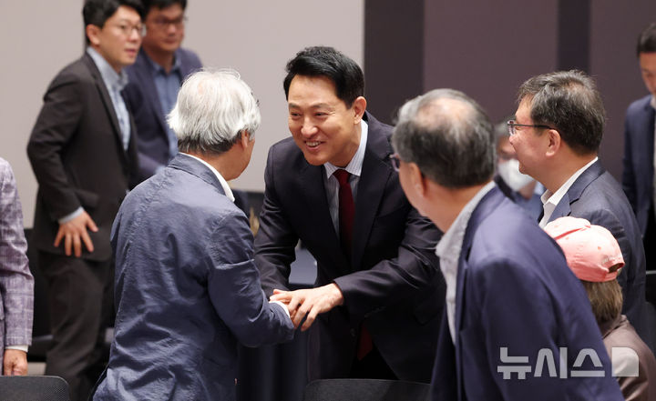 [서울=뉴시스] 전신 기자 = 오세훈 국민의힘 서울시장 후보가 20일 서울 중구 프레스센터에서 열린 관훈토론회에 입장하며 참석자들과 인사하고 있다. 2026.05.20. photo1006@newsis.com