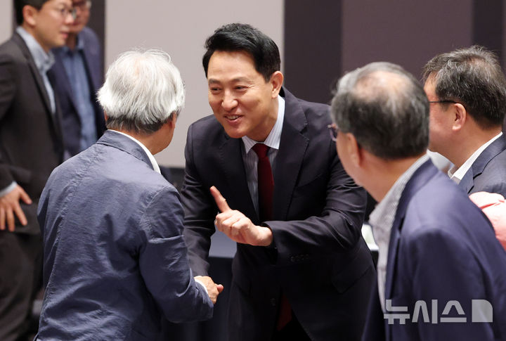[서울=뉴시스] 전신 기자 = 오세훈 국민의힘 서울시장 후보가 20일 서울 중구 프레스센터에서 열린 관훈토론회에 입장하며 참석자들과 인사하고 있다. 2026.05.20. photo1006@newsis.com
