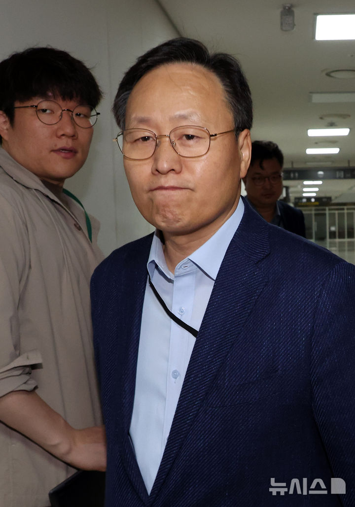 [세종=뉴시스] 강종민 기자 = 삼성전자 사측 대표교섭위원인 여명구 DS(반도체 부문) 피플팀장이 20일 세종시 정부세종청사 중앙노동위원회에서 열린 사후조정 회의에 참석하고 있다. 2026.05.20. ppkjm@newsis.com
