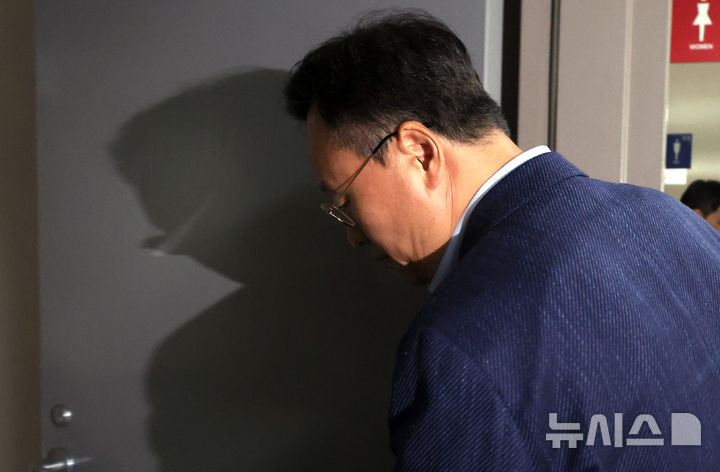 [세종=뉴시스] 강종민 기자 = 삼성전자 사측 대표교섭위원인 여명구 DS(반도체 부문) 피플팀장이 20일 세종시 정부세종청사 중앙노동위원회에서 열린 사후조정 회의에 참석하고 있다. 2026.05.20. ppkjm@newsis.com