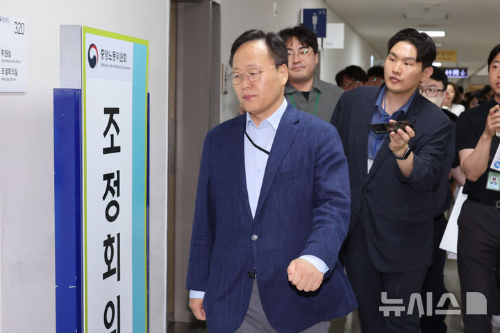 [세종=뉴시스] 강종민 기자 = 삼성전자 사측 대표교섭위원인 여명구 DS(반도체 부문) 피플팀장이 20일 세종시 정부세종청사 중앙노동위원회에서 열린 사후조정 회의에 참석하고 있다. (공동취재) 2026.05.20. photo@newsis.com