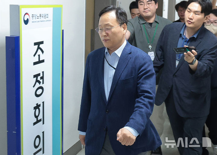 [세종=뉴시스] 강종민 기자 = 삼성전자 사측 대표교섭위원인 여명구 DS(반도체 부문) 피플팀장이 20일 세종시 정부세종청사 중앙노동위원회에서 열린 사후조정 회의에 참석하고 있다. (공동취재) 2026.05.20. photo@newsis.com