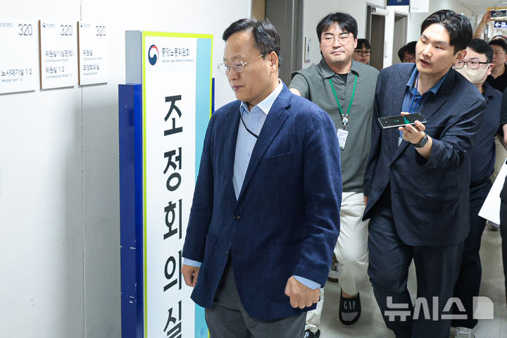 여명구 삼성전자 사측 대표교섭위원이 중앙노동위원회 사후조정 회의장으로 향하는 모습