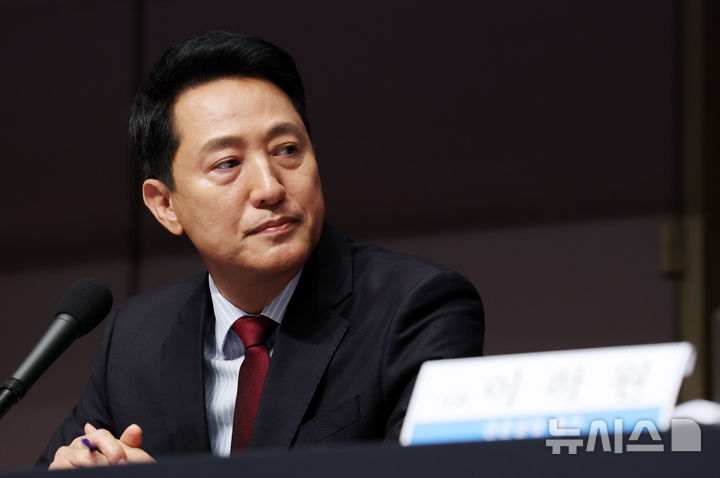 [서울=뉴시스] 전신 기자 = 오세훈 국민의힘 서울시장 후보가 20일 서울 중구 프레스센터에서 열린 관훈토론회에서 패널 질의를 듣고 있다. 2026.05.20. photo1006@newsis.com