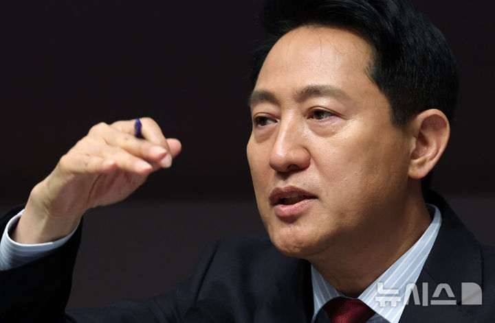 [서울=뉴시스] 전신 기자 = 오세훈 국민의힘 서울시장 후보가 20일 서울 중구 프레스센터에서 열린 관훈토론회에서 패널 질의에 답변하고 있다. 2026.05.20. photo1006@newsis.com