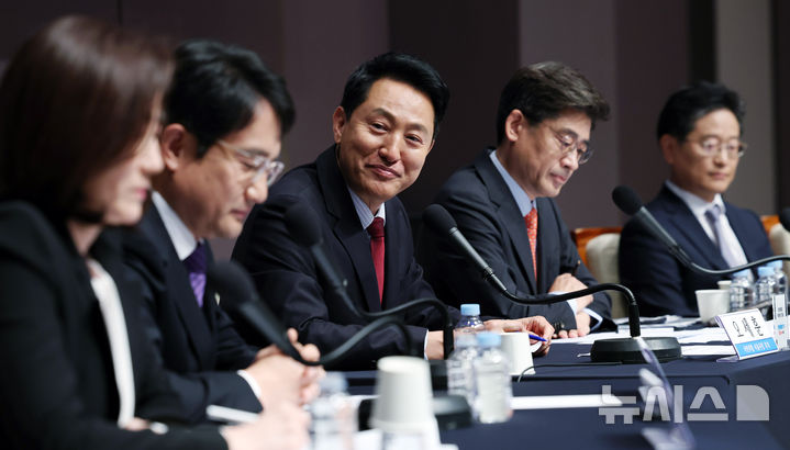 [서울=뉴시스] 전신 기자 = 오세훈 국민의힘 서울시장 후보가 20일 서울 중구 프레스센터에서 열린 관훈토론회에서 패널 질의를 듣고 있다. 2026.05.20. photo1006@newsis.com