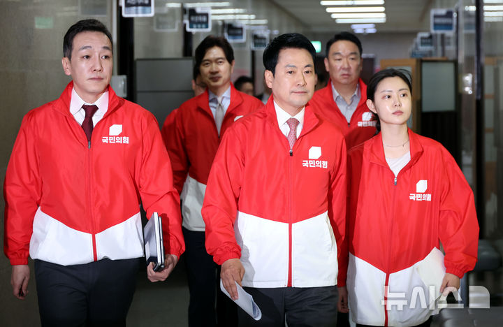 [서울=뉴시스] 조성봉 기자 = 장동혁 국민의힘 대표가 20일 오전 서울 여의도 국회에서 열린 중앙선거대책위원회 회의에 참석하고 있다. 왼쪽부터 김민수 최고위원, 장 대표, 최지예 상임선거대책위원장. 2026.05.20. suncho21@newsis.com