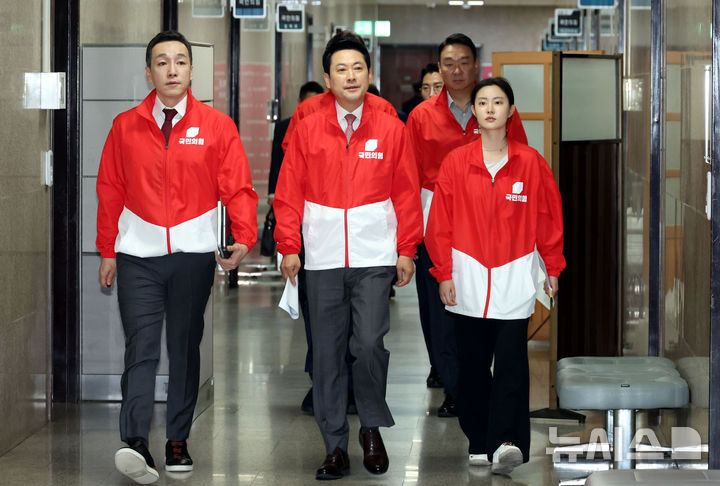 [서울=뉴시스] 조성봉 기자 = 장동혁 국민의힘 대표가 20일 오전 서울 여의도 국회에서 열린 중앙선거대책위원회 회의에 참석하고 있다. 왼쪽부터 김민수 최고위원, 장 대표, 최지예 상임선거대책위원장. 2026.05.20. suncho21@newsis.com